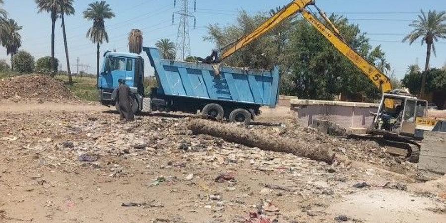 بدء تطهير ترعة عرب المدابغ بحي غرب في أسيوط