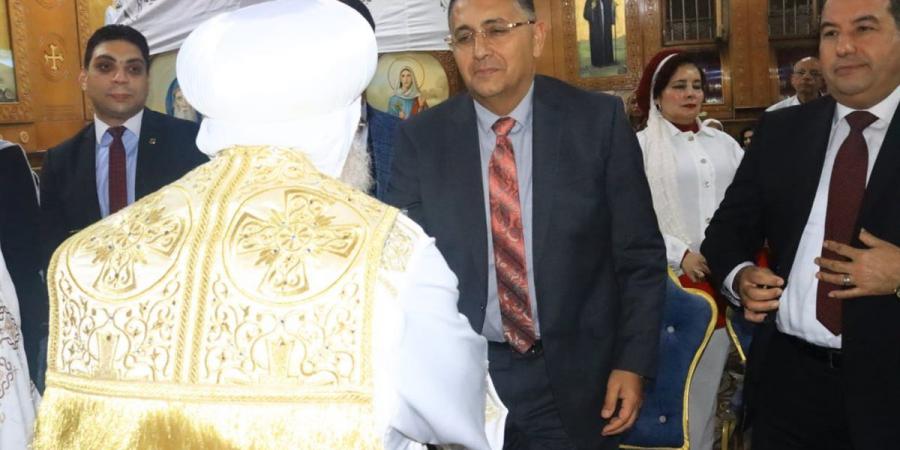 محافظ القليوبية يشارك في قداس عيد القيامة المجيد بكنيسة العذراء ببنها