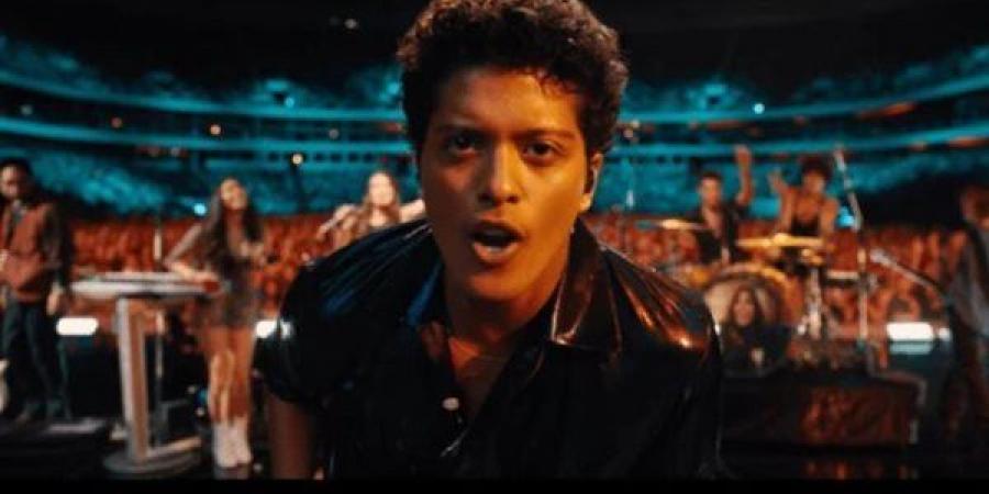 برونو مارس يفتتح جولته الرومانسية بعرض ضخم في لاس فيجاس