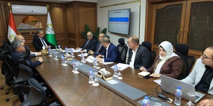محافظ الجيزة يوجه بخطة عمل زمنية لرفع كفاءة النظافة والطرق