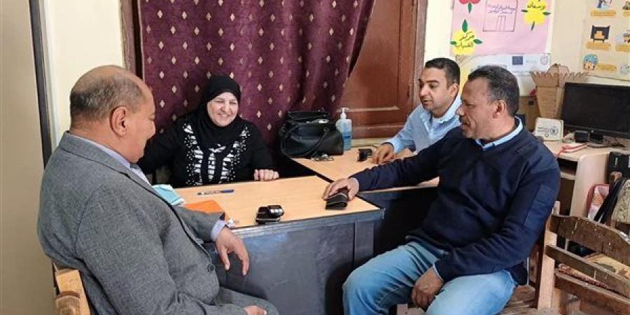 مدير تعليم أبوتشت يتفقد مدرسة الخوالد ذات الفصل الواحد