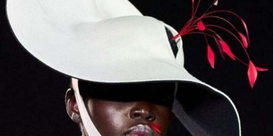 لقبعات الكبيرة تتصدر موضة ربيع وصيف 2026