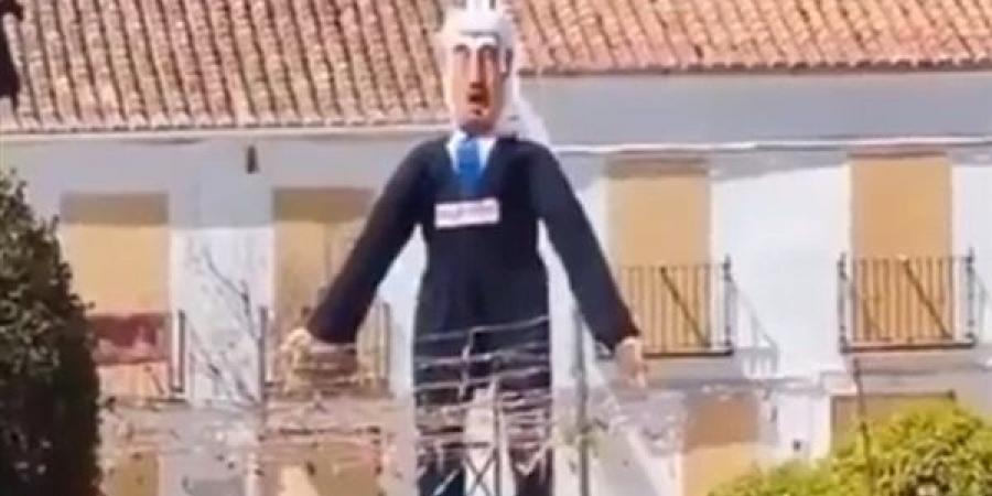 إسرائيل تستدعي دبلوماسيًا إسبانيًا احتجاجًا على حرق دمية نتنياهو