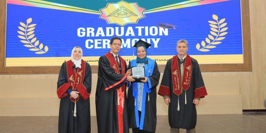 رئيس جامعة بنها يشهد حفل خريجي طلاب الدراسات العليا