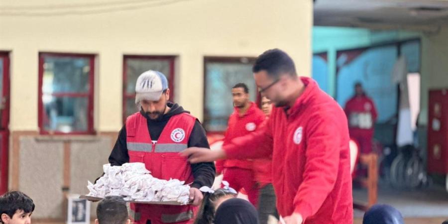 الهلال الأحمر المصري يدفع بـ168 ألف سلة غذائية إلى غزة