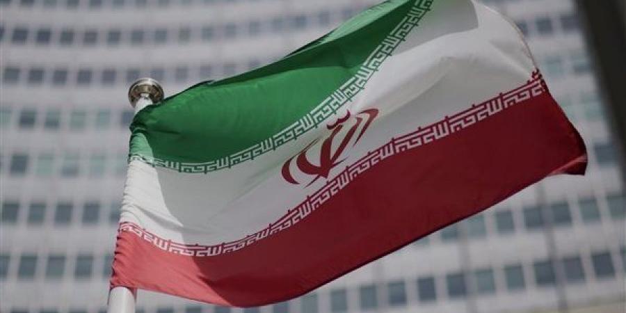 عاجل.. إيران تحذر السفن الحربية من عبور مضيق هرمز