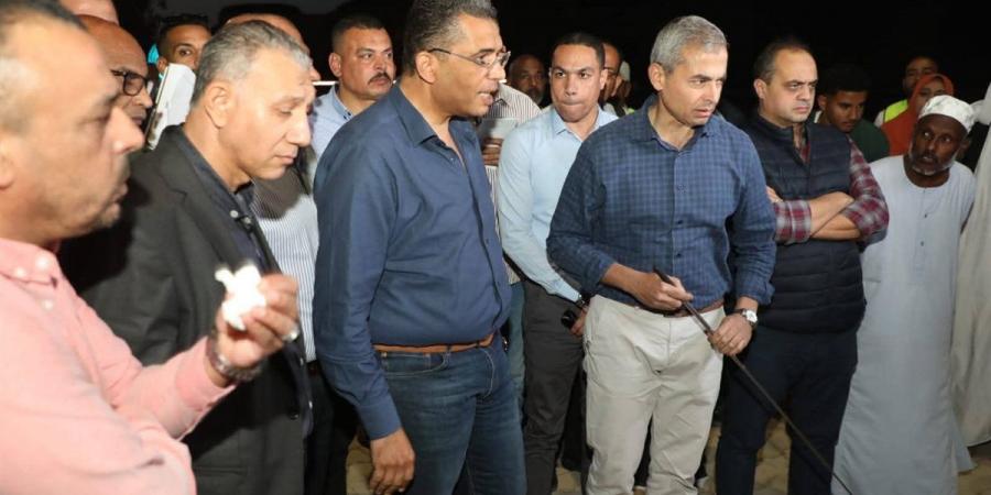 محافظ البحر الاحمر يتفقد موقع محطة تحلية مرسى علم ويوجه بدراسة حلول مائية للقرى الساحلية