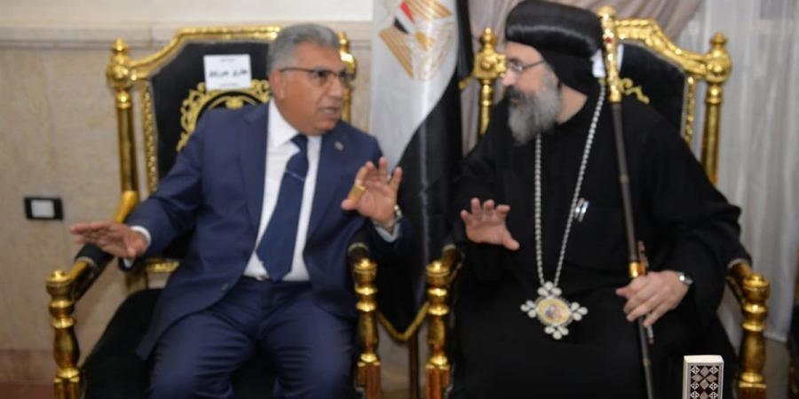 محافظ الدقهلية ومدير الأمن يقدمان التهنئة للأنبا اكسيوس أسقف مطرانية المنصورة وتوابعها