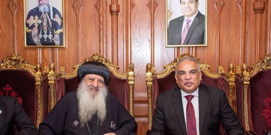 رئيس جامعة طنطا يقدم التهنئة للأنبا بولا بمقر المطرانية