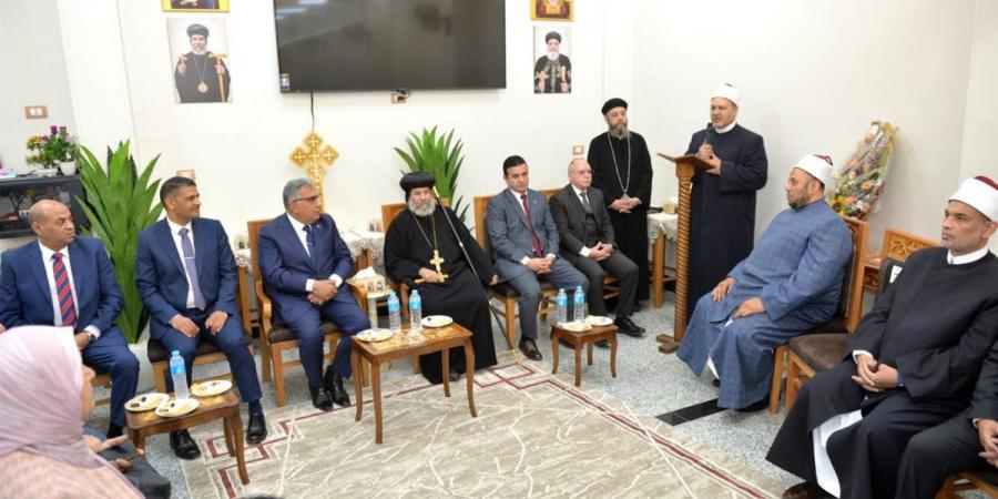 محافظ الدقهلية يقدم التهنئة لنيافة الأنبا صليب وشعب كنيسة ميت غمر