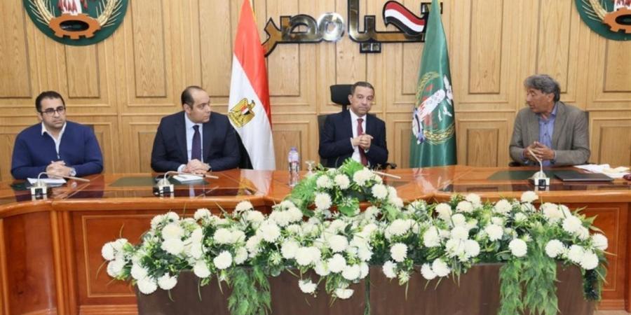 محافظ المنوفية يناقش آليات ومقترحات تطوير"الهوية البصرية" بنطاق المحافظة