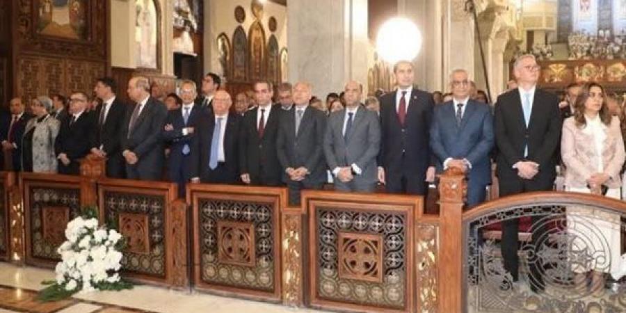وزير العمل يشارك في قداس عيد القيامة المجيد ويهنئ البابا تواضروس الثاني