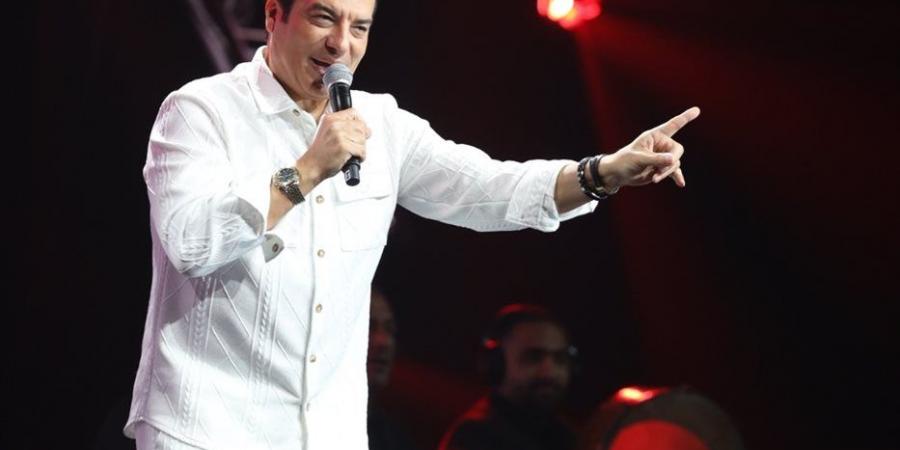 إيهاب توفيق في حفل كامل العدد بـ أبو ظبي (صور)