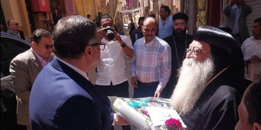 الانبا تكلا يستقبل محافظ قنا ومدير الأمن للتهنئة بعيد القيامة المجيد