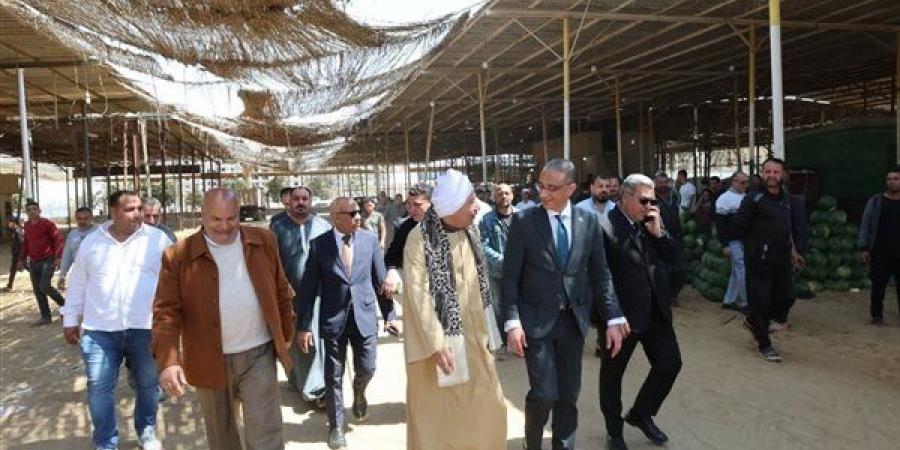 محافظ الجيزة يتفقد سوق الجملة للخضروات والفاكهة بأكتوبر