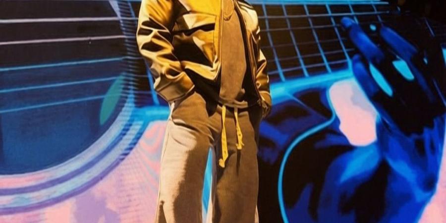 بالصور.. كواليس البروفات والتجهيزات الأخيرة لحفل تامر حسني بالعين السخنة