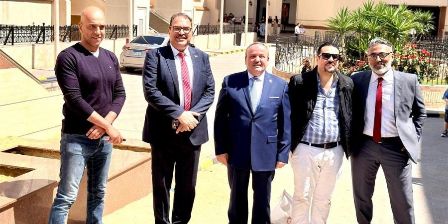 وفد "حماة الوطن" بالشيخ زايد يهنئ الأقباط بعيد القيامة المجيد ويؤكد دعم التماسك الوطني