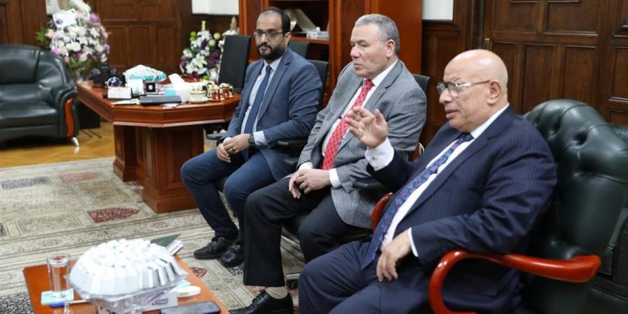 رئيس القابضة للمياه يناقش تحسين خدمات مياه الشرب والصرف الصحي مع نوابه