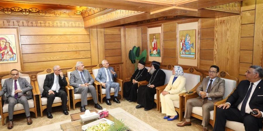 رئيس جامعة المنيا يترأس وفدًا رسمياً لتهنئة الكنائس بعيد القيامة المجيد