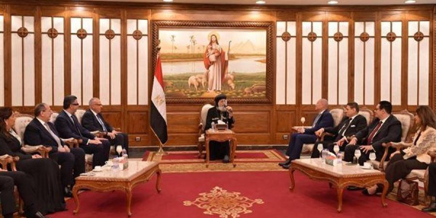 رئيس جامعة القاهرة يزور البابا تواضروس الثاني للتهنئة بعيد القيامة