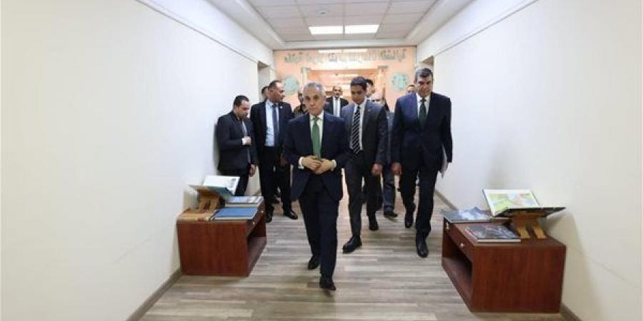 تطبيقا للعمل عن بُعد.. وزير العدل يباشر مهامه من مركز الدراسات ويلتقي نادي مجلس الدولة