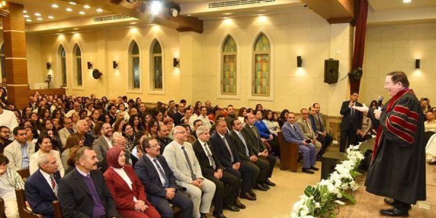 محافظ الإسكندرية يهنئ الطائفة الإنجيلية بعيد القيامة المجيد