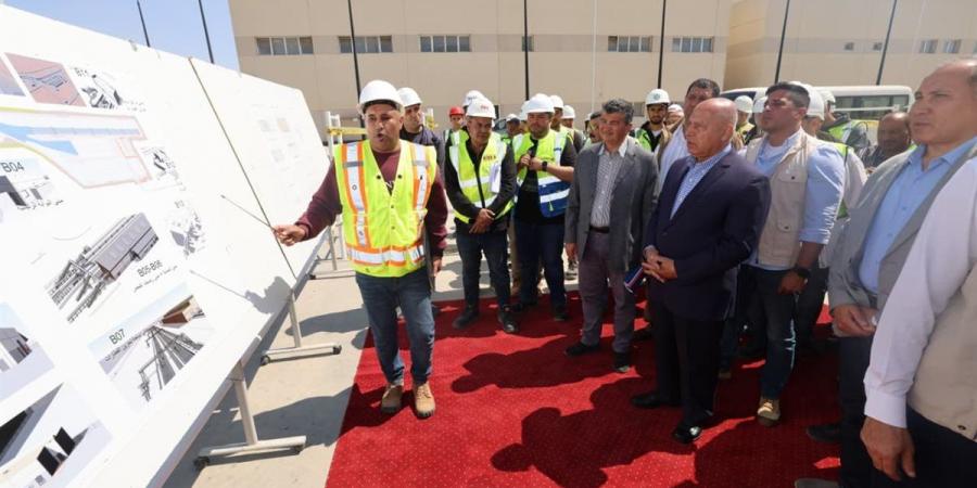 وزير النقل يتفقد مشروع مونوريل غرب النيل
