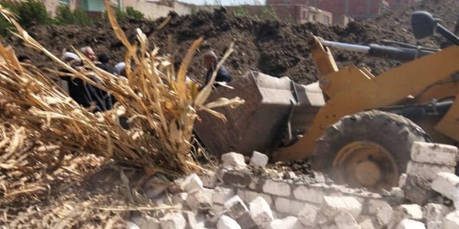 إيقاف أعمال بناء وفك شدة خشبية في المهد بشارع التليفزيون بالأقصر