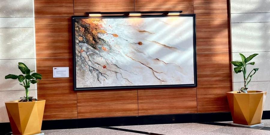 موظفة بـ"ميناء القاهرة الجوي" تحوّل مخلفات الهالك إلى أعمال فنية