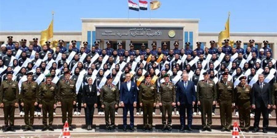 الأكاديمية العسكرية تُكرّم وفد طلاب جامعة عين شمس