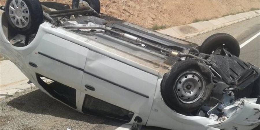 إصابة 7 أشخاص في حادث انقلاب سيارة ميكروباص بطريق القاهرة - أسيوط