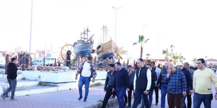 محافظ دمياط يلتقي أهالي رأس البر خلال جولة بالممشى السياحي (صور)