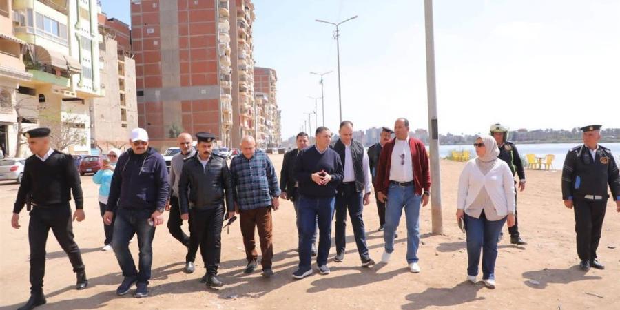محافظ دمياط يستكمل جولاته الميدانية بالدعايم ويوجه بتمهيد الشوارع بـ "الإنترلوك"