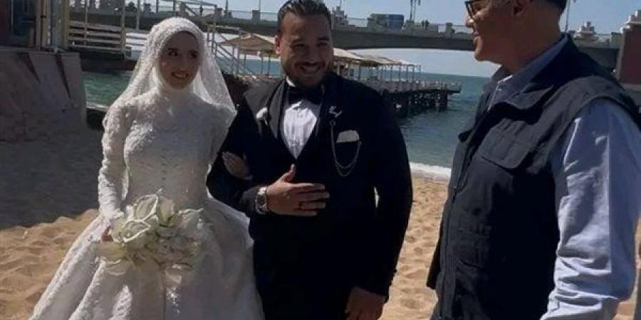 في لفتة إنسانية.. محافظ الإسكندرية يفاجئ عريس الشاطئ ويشاركه فرحة الزفاف