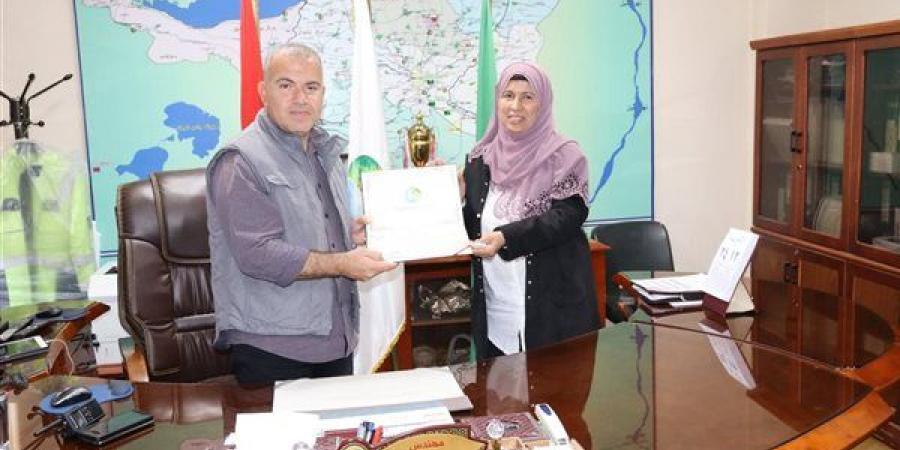 رئيس مياه الفيوم يكرم الأم المثالية بالشركة