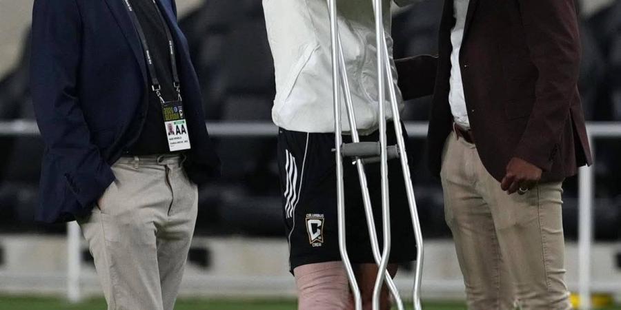 يبكي بشدة.. ظهور وسام أبو علي بعكازات بعد إصابته القوية "شاهد"