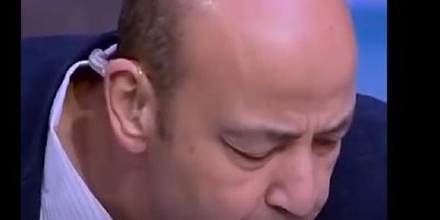أتحدى مذيع يعملها غيري.. عمرو أديب يتناول الفسيخ والرنجة على الهواء (فيديو)