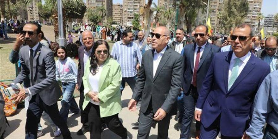 محافظ القاهرة يشارك المواطنين احتفالهم بشم النسيم بالحديقة الدولية