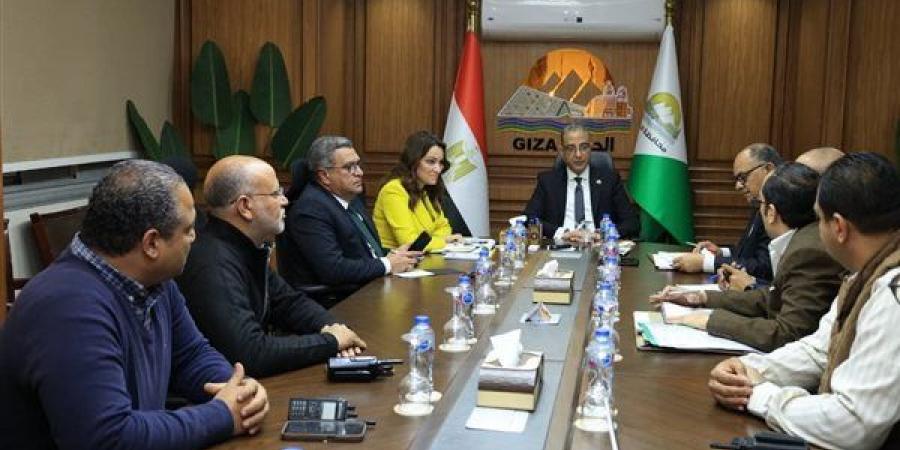 محافظ الجيزة: تسيير سيارات المراكز التكنولوجية المتنقلة لتسهيل تقنين أوضاع المحال بحي جنوب