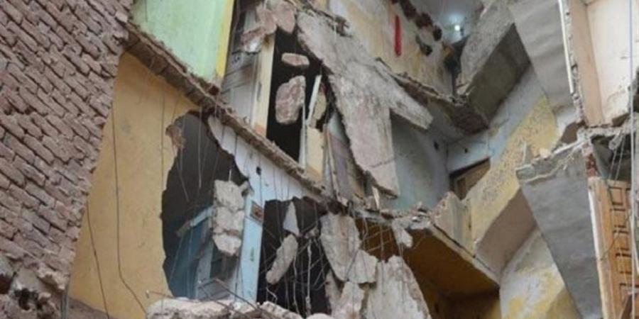 التحقيق في إصابة شخصين عقب انهيار جزء من عقار وسط الإسكندرية