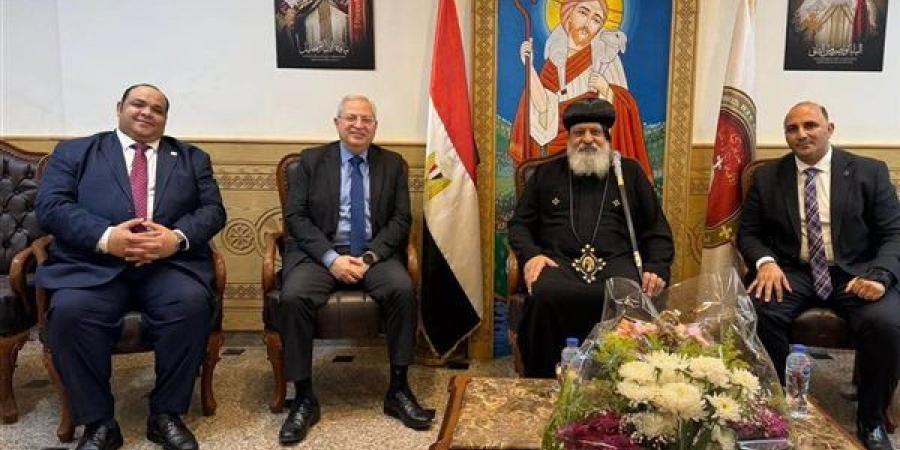 وفد جامعة العاصمة يهنئ إيبارشية حلوان بعيد القيامة المجيد