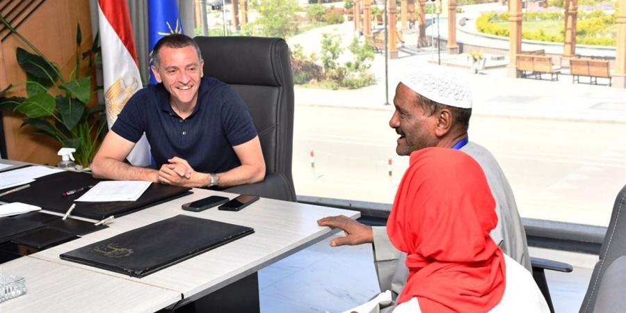 محافظ أسوان يواصل لقاءاته الجماهيرية الأسبوعية.. ويوجه المسئولين بسرعة وضع الحلول