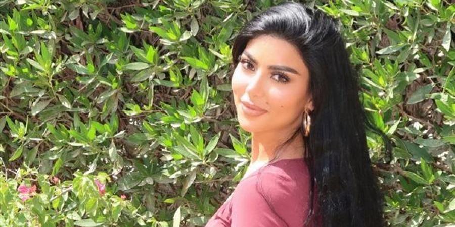 بفستان أحمر داكن.. كارولين عزمي تخطف الأنظار