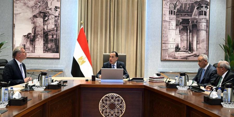 بدء إجراءات "القيد المؤقت" لـ 10 شركات تتبع البترول بالبورصة