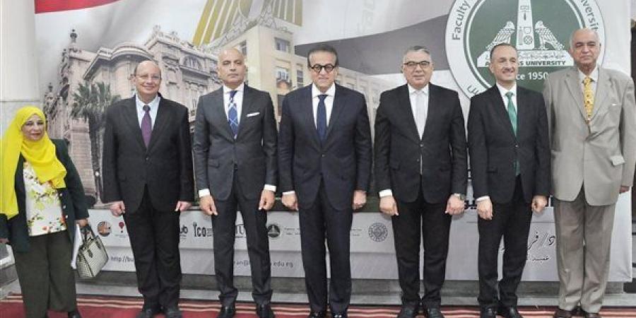 تجارة عين شمس تُكرّم وزير الصحة ورئيس هيئة الرعاية الصحية