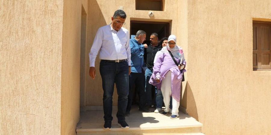 البرقى يوجه بسرعة تسليم 560 وحدة سكنية للمستحقين بالشلاتين