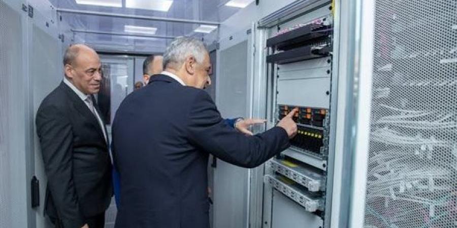 وزير الإنتاج الحربي يتابع منظومات العمل الرقمية وتأمين الشبكات