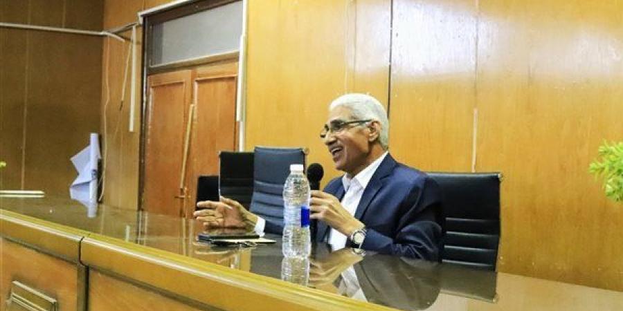 الدكتورعباس منصور يحاضر حول فن إدارة الأزمات بجامعة قنا