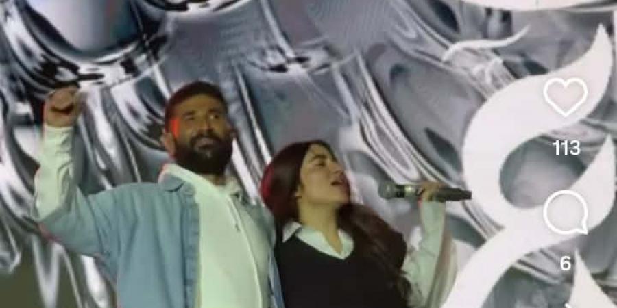 كنت مانعها إنها تغني.. جودي أحمد سعد تفاجئ الجمهور بصوتها في حفل والدها الأخير