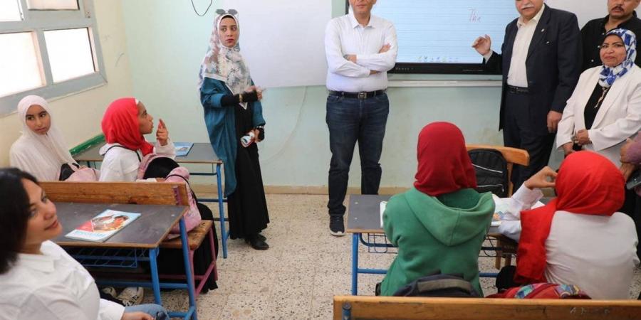 محافظ البحر الأحمر يبدأ يومه بين طلاب الشلاتين في طابور الصباح